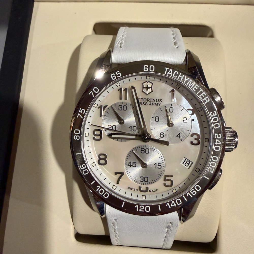 Victorinox Swiss Army Ladies Chronograph Model 241256 Mother of Pearl Face NWT - Picture 3 of 8
